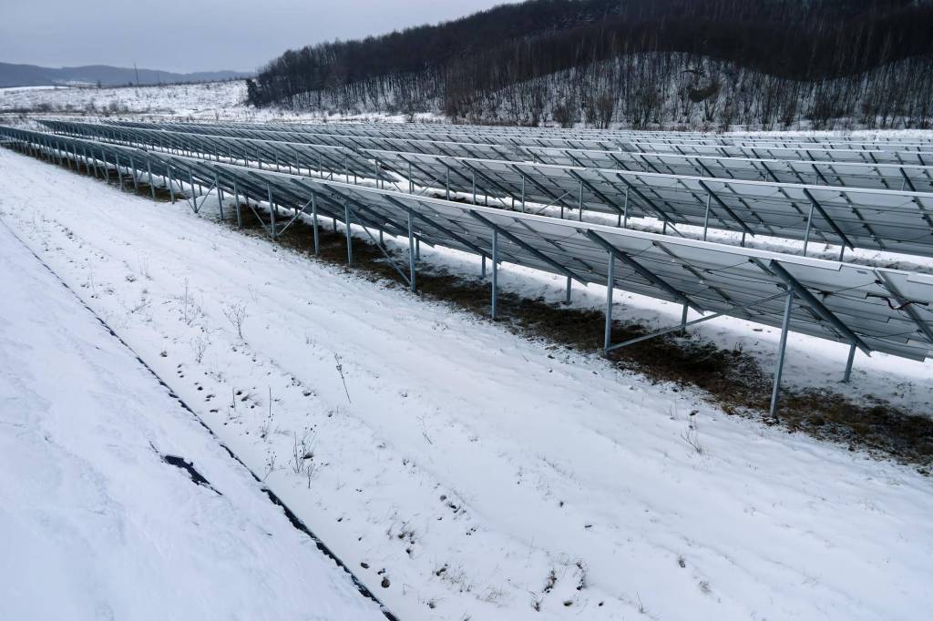 Fotowoltaika zima ile produkuje energii w chłodniejsze miesiące?