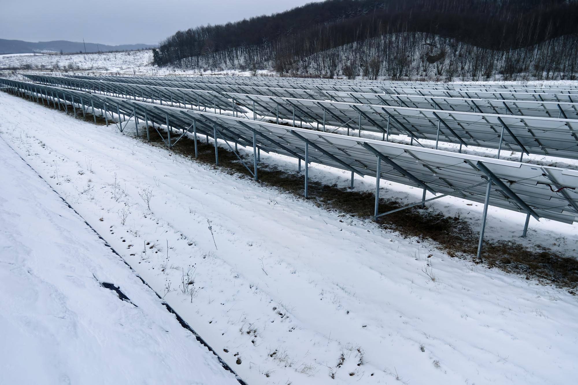 Fotowoltaika zima ile produkuje energii w chłodniejsze miesiące?