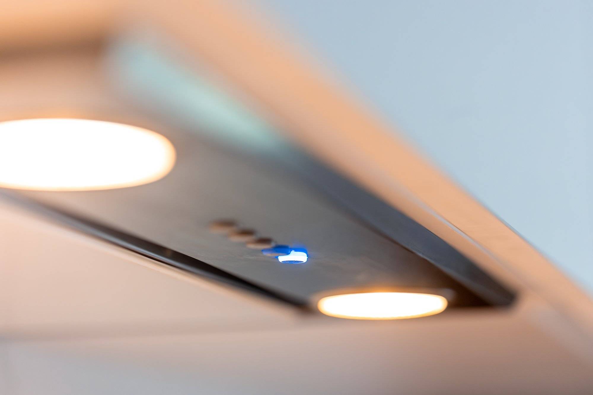 Jak podłączyć dwie lampy z czujnikiem ruchu w domowej instalacji?